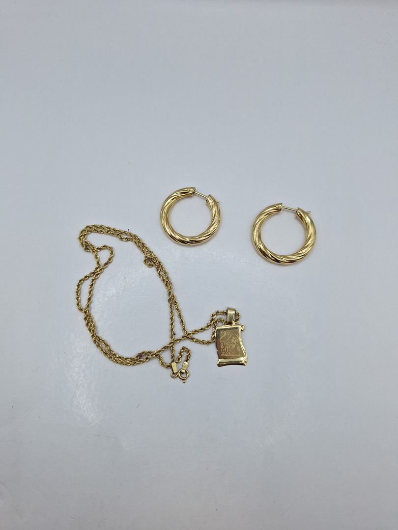 Collana ciondolo e un paio di orecchini in oro