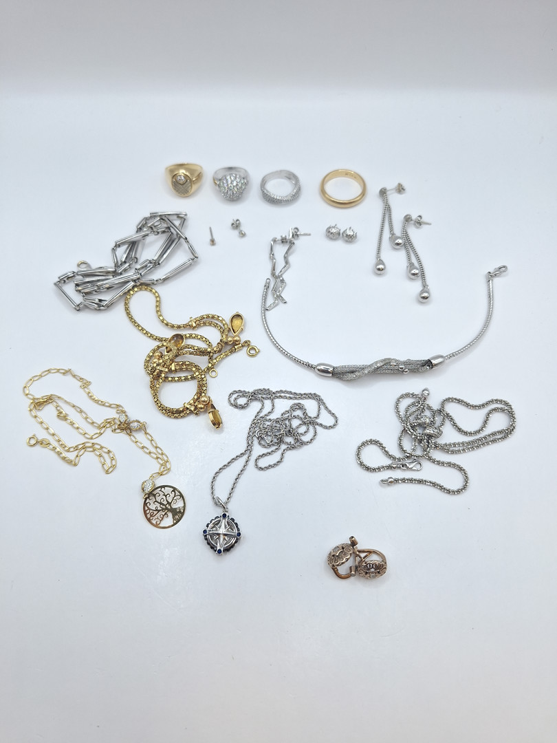 Vari oggetti in oro pietre diamantini diamanti
