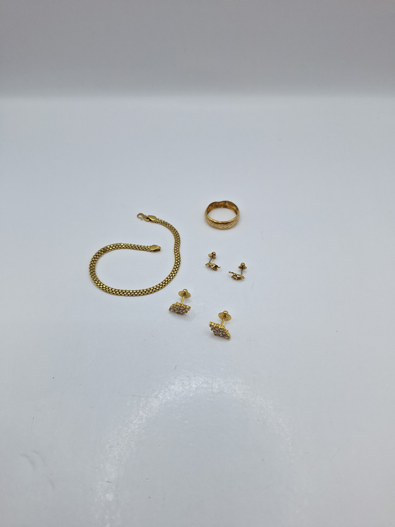Bracciale anello e due paia di orecchini oro pietre 