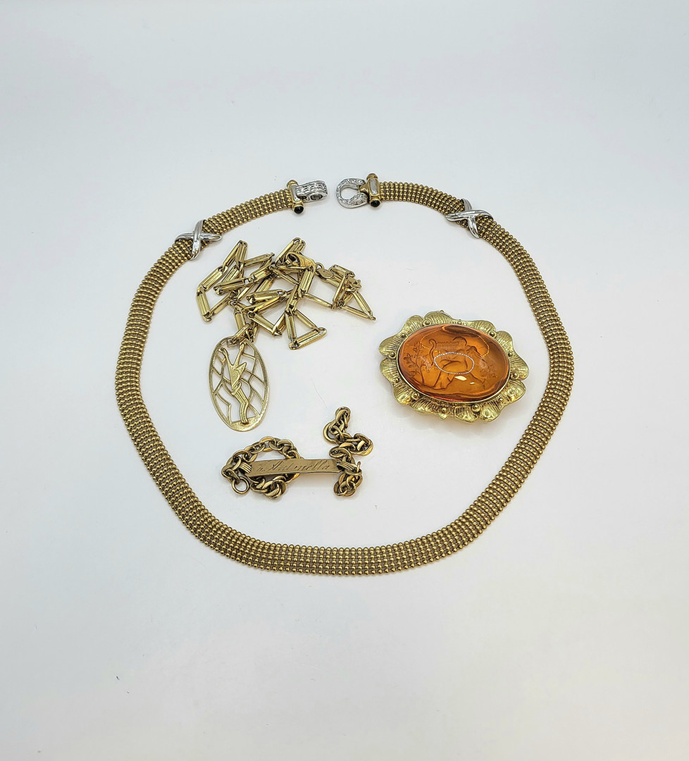 Vari oggetti oro pietre