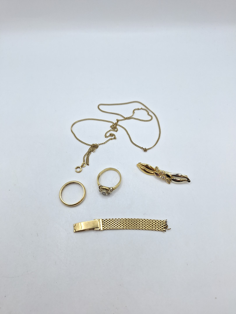 Vari oggetti in oro pietre diamantini