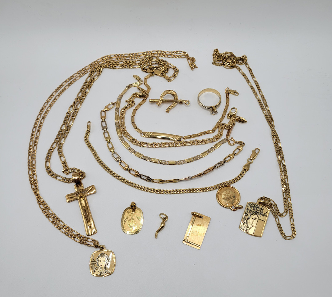 Vari oggetti in oro pietra 