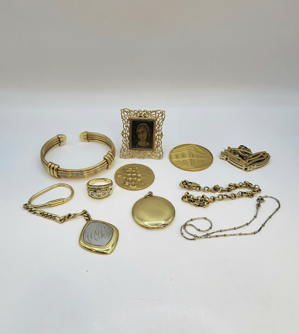 Vari oggetti oro pietre diamantini