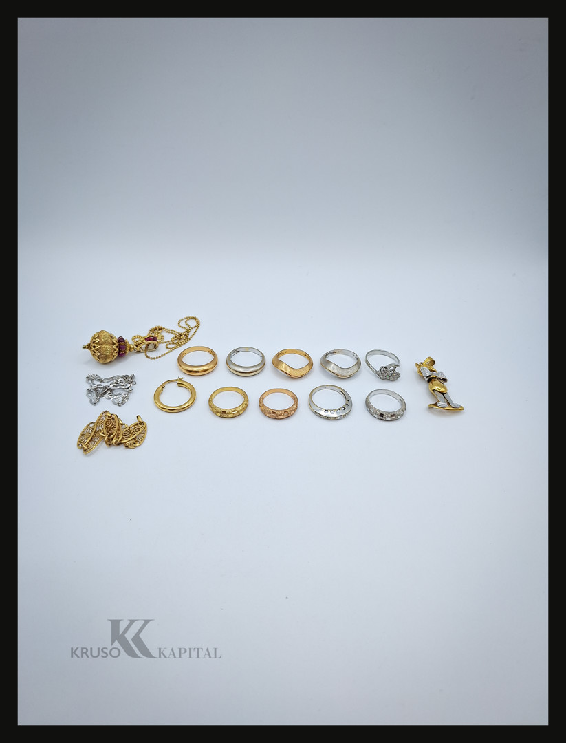 Vari oggetti in oro pietre diamanti