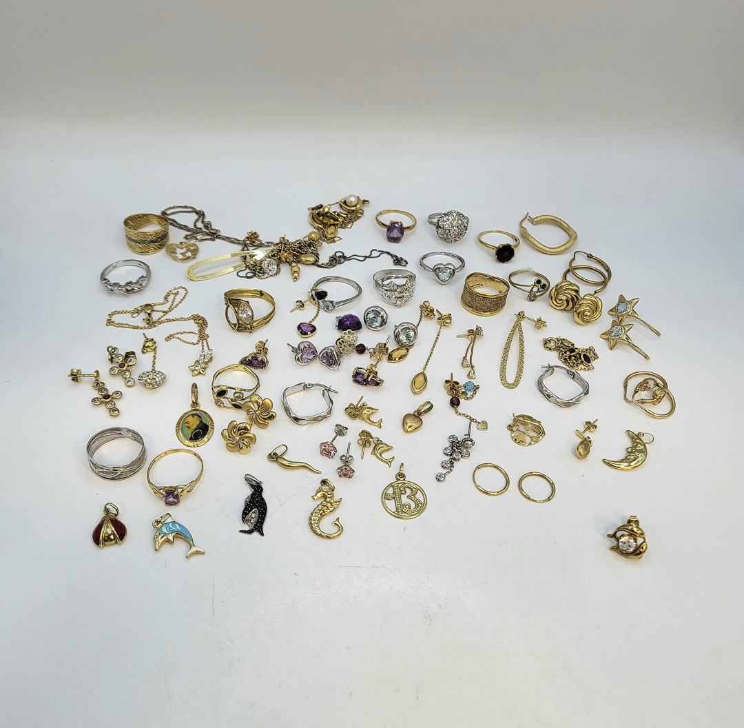 Vari oggetti oro pietre smalti diamantini 