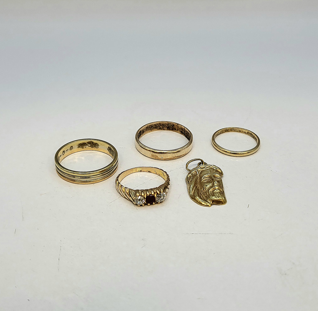 Vari oggetti oro pietra diamanti