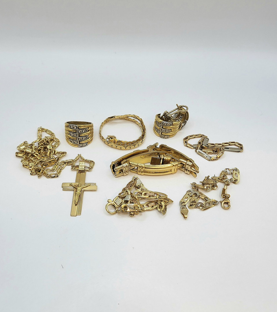 Vari oggetti oro pietre