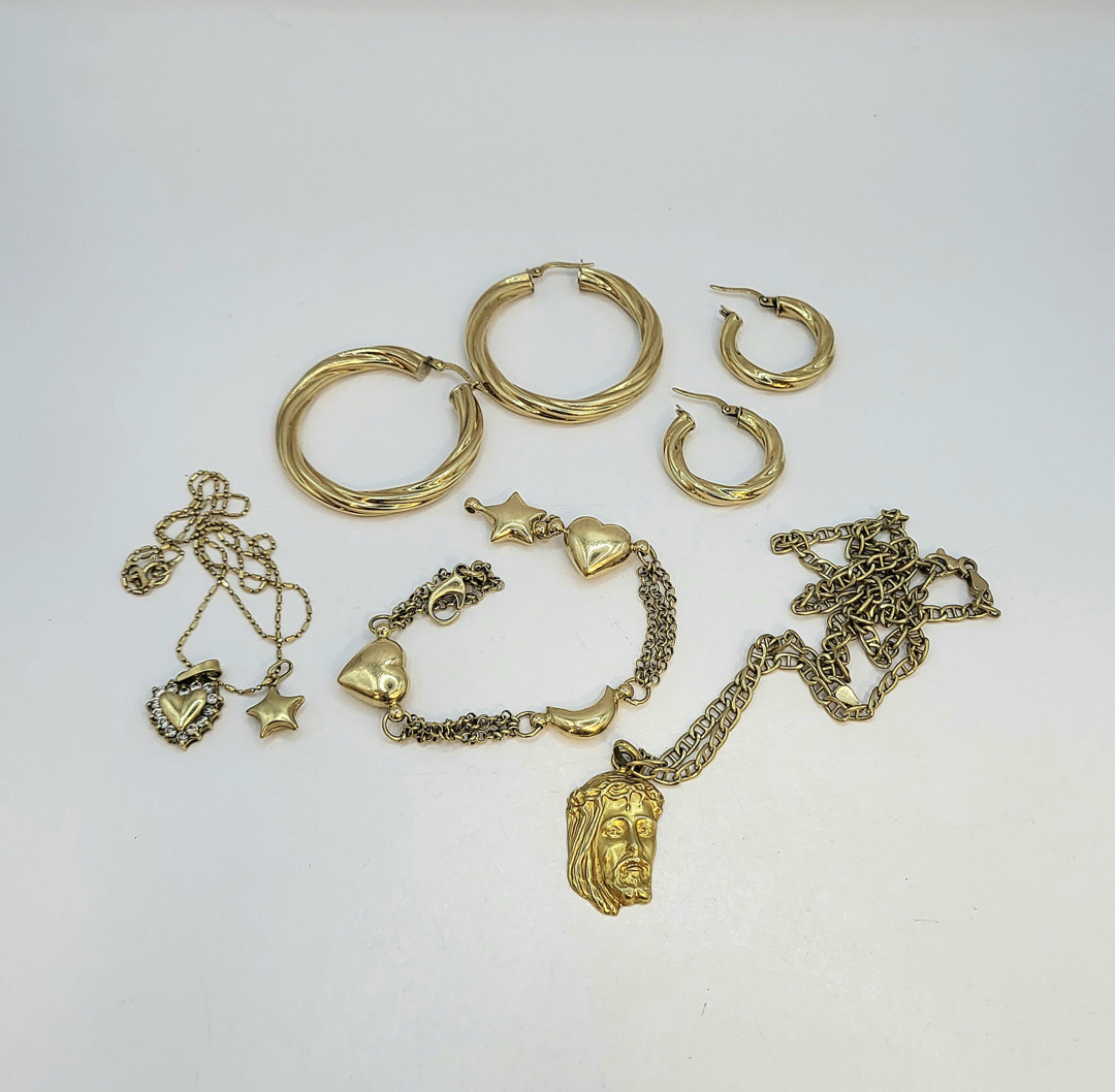Vari oggetti in oro pietre