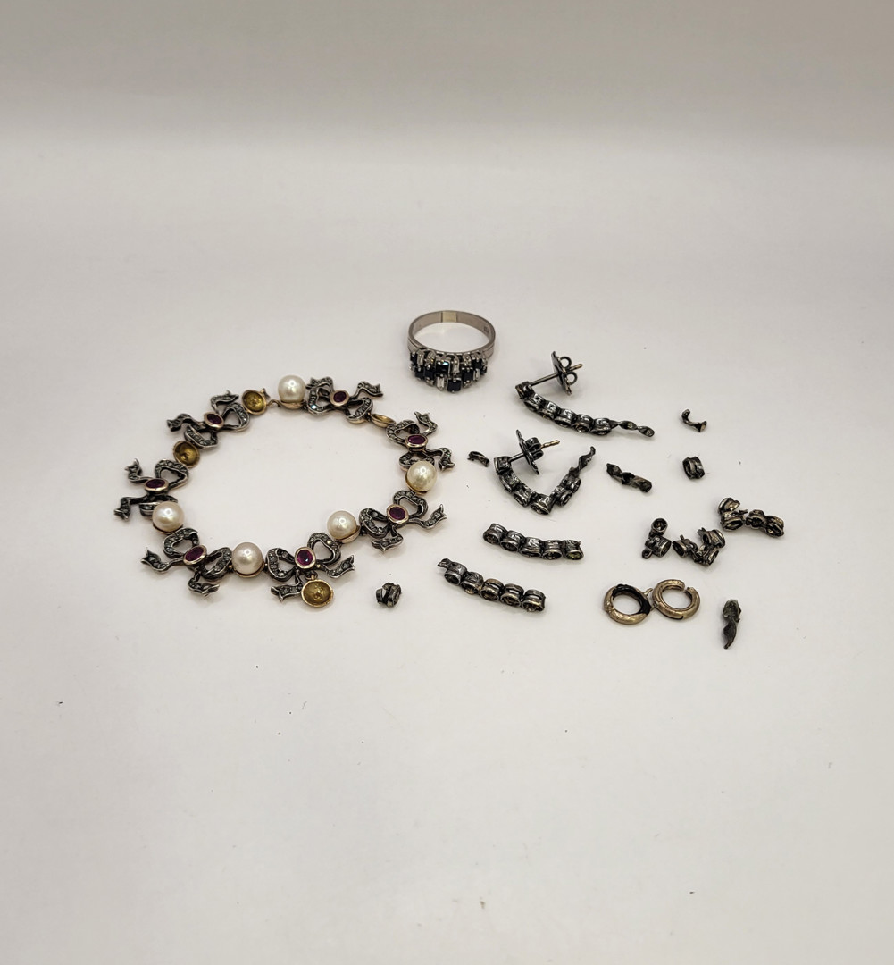 Vari oggetti in oro argento diamanti pietre madreperla