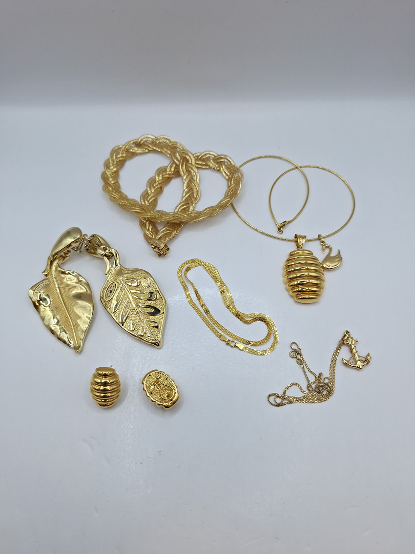 Vari oggetti in oro