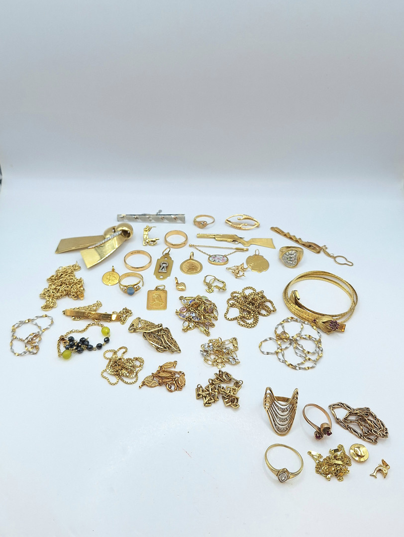 Vari oggetti in oro pietre diamantini smalti metallo