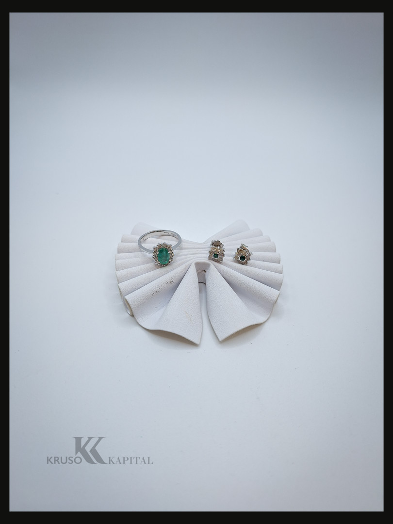Anello e un paio di orecchini oro pietre diamanti