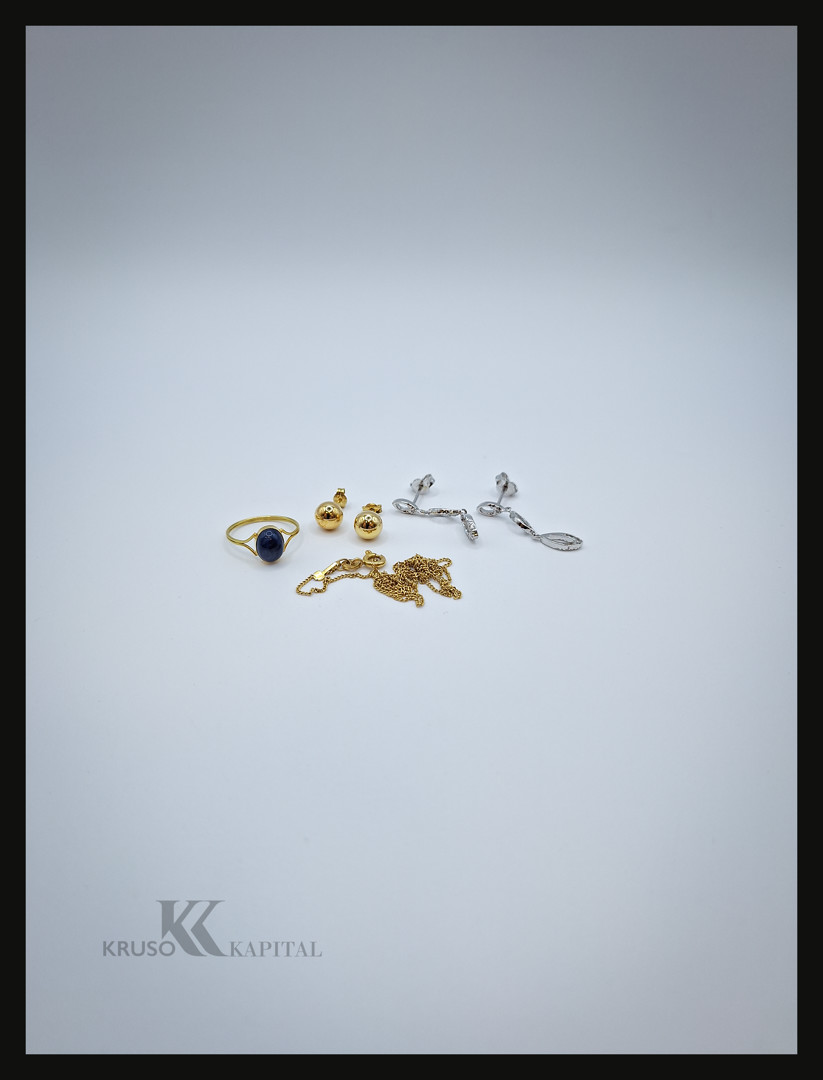 Vari oggetti in oro pietre diamantini