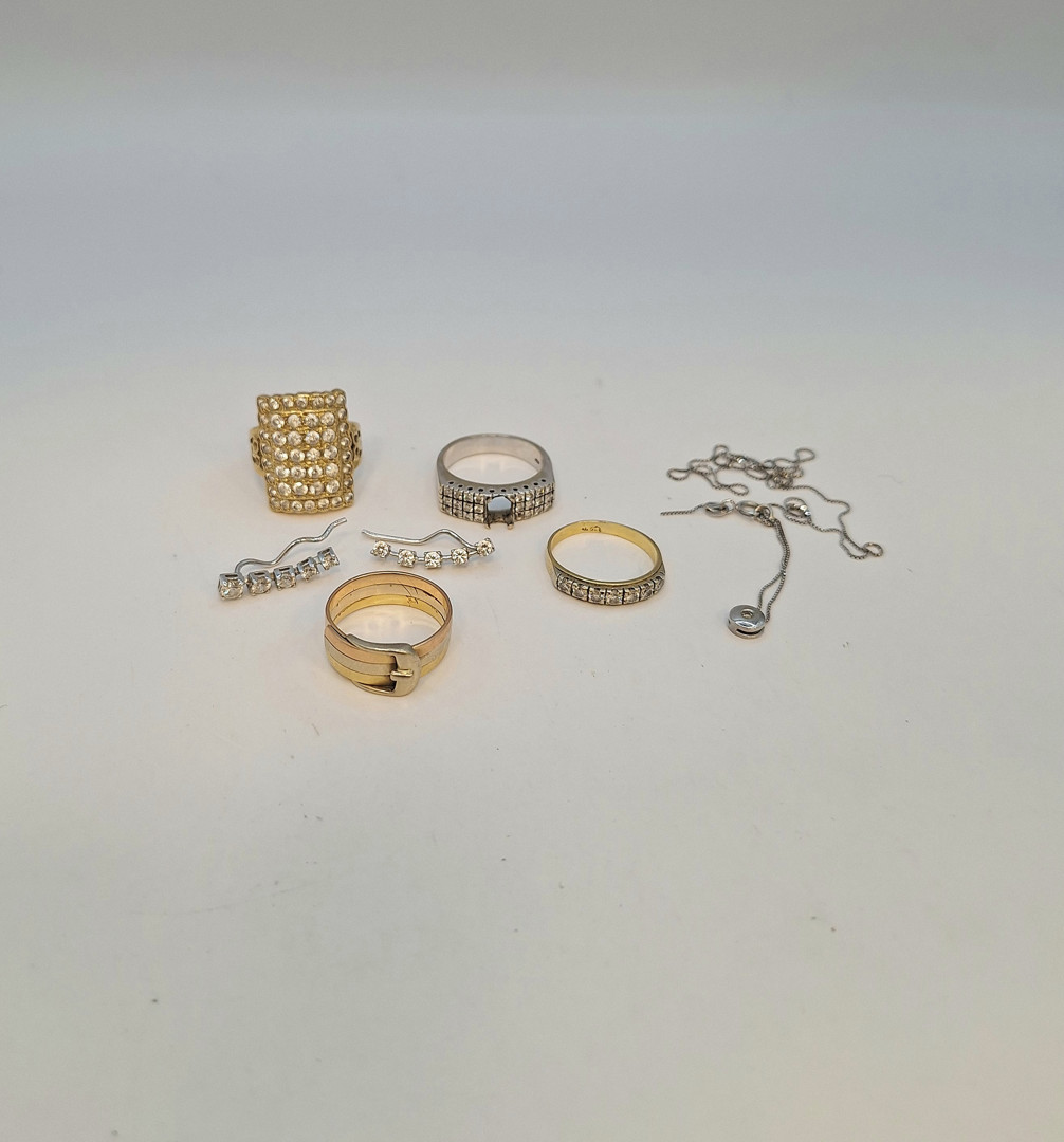 Vari oggetti oro pietre diamantini