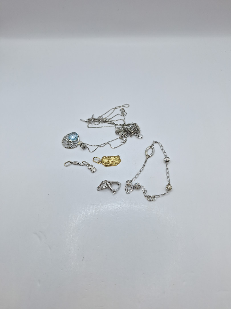 Vari oggetti in oro pietre