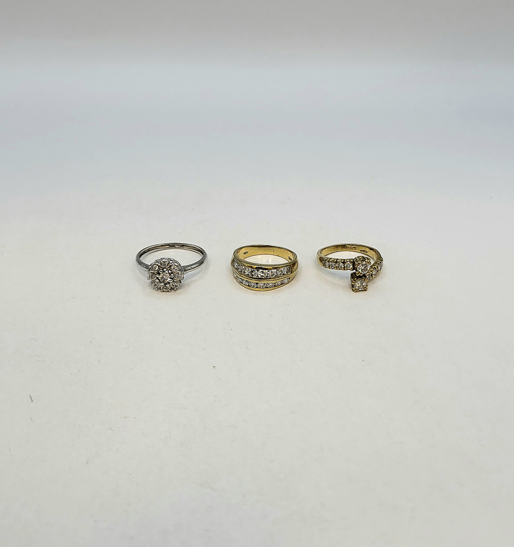 Tre anelli oro pietre diamantini
