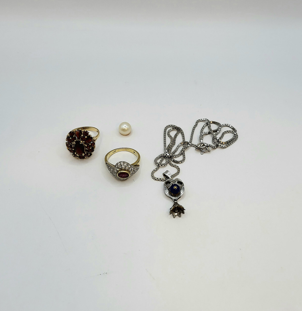 Vari oggetti oro diamanti pietre madreperla