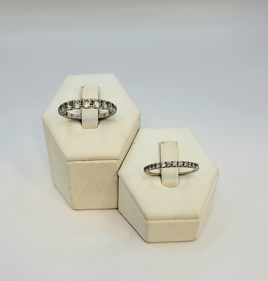 Due anelli oro pietre diamantini