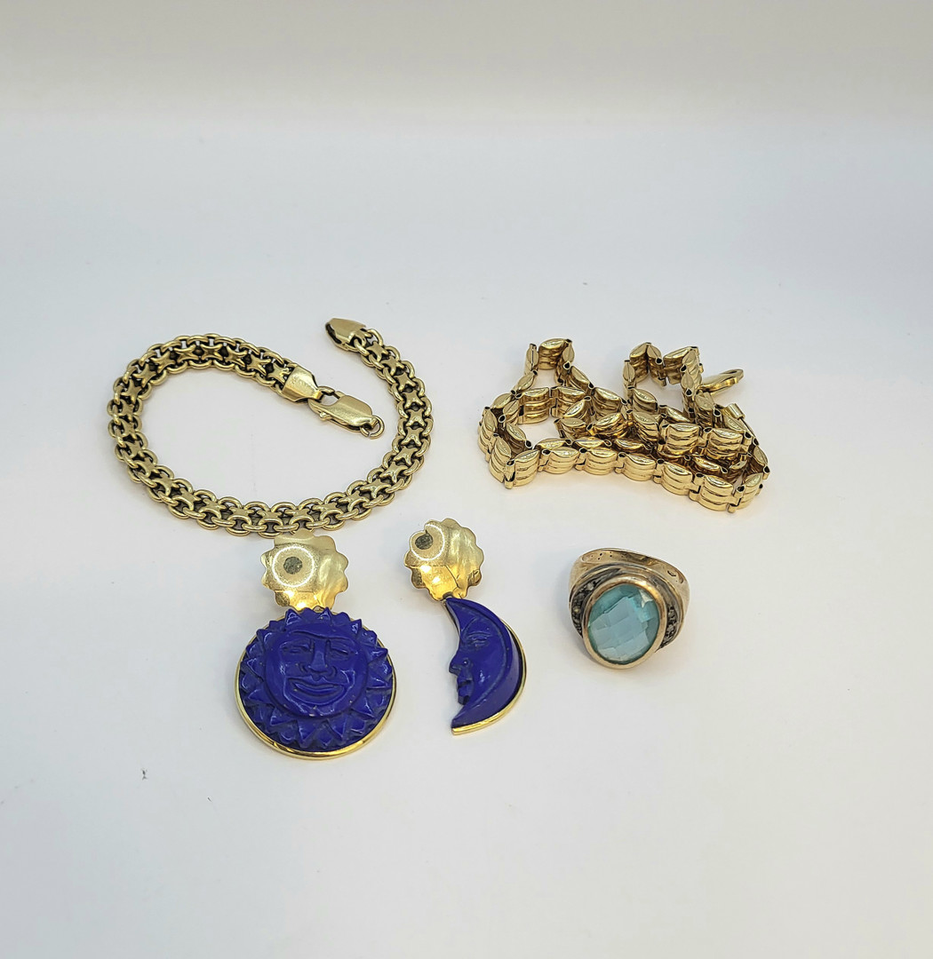 Vari oggetti in oro pietre diamantini