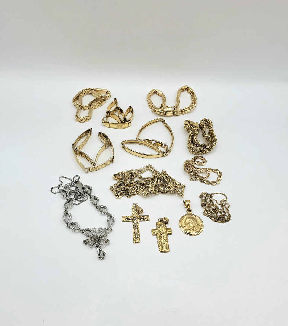 Vari oggetti oro pietra