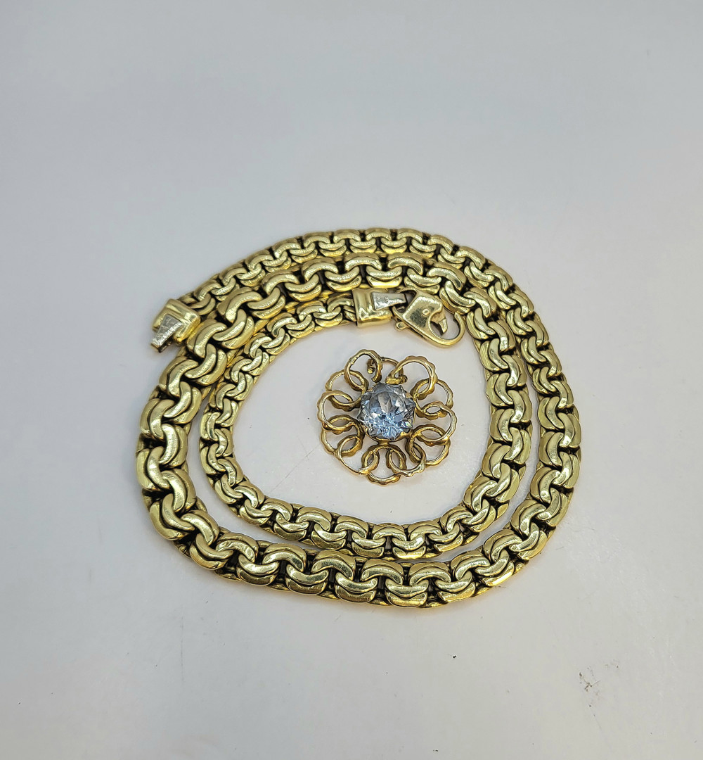 Collana e ciondolo oro pietra