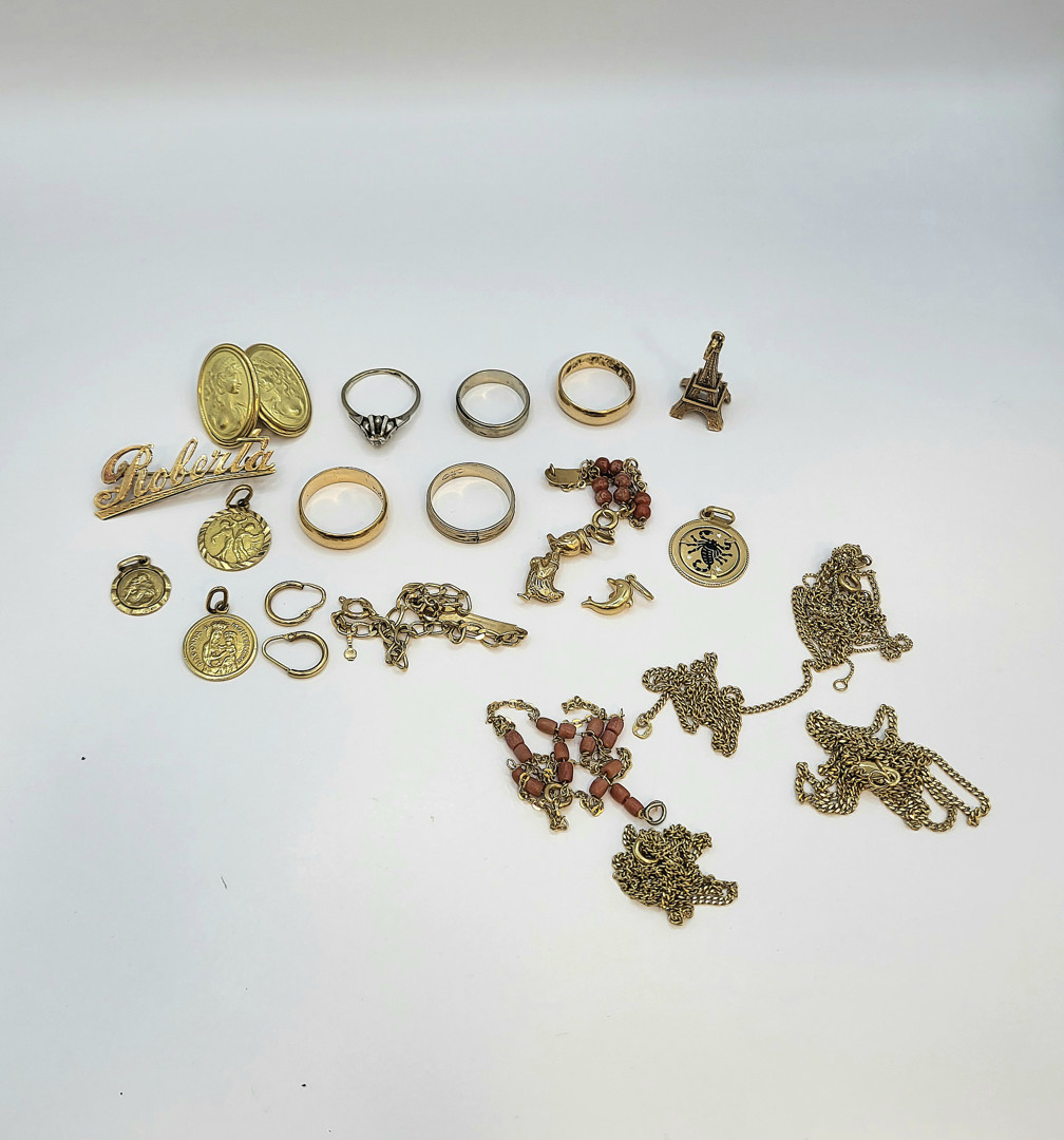 Vari oggetti oro pietre smalti