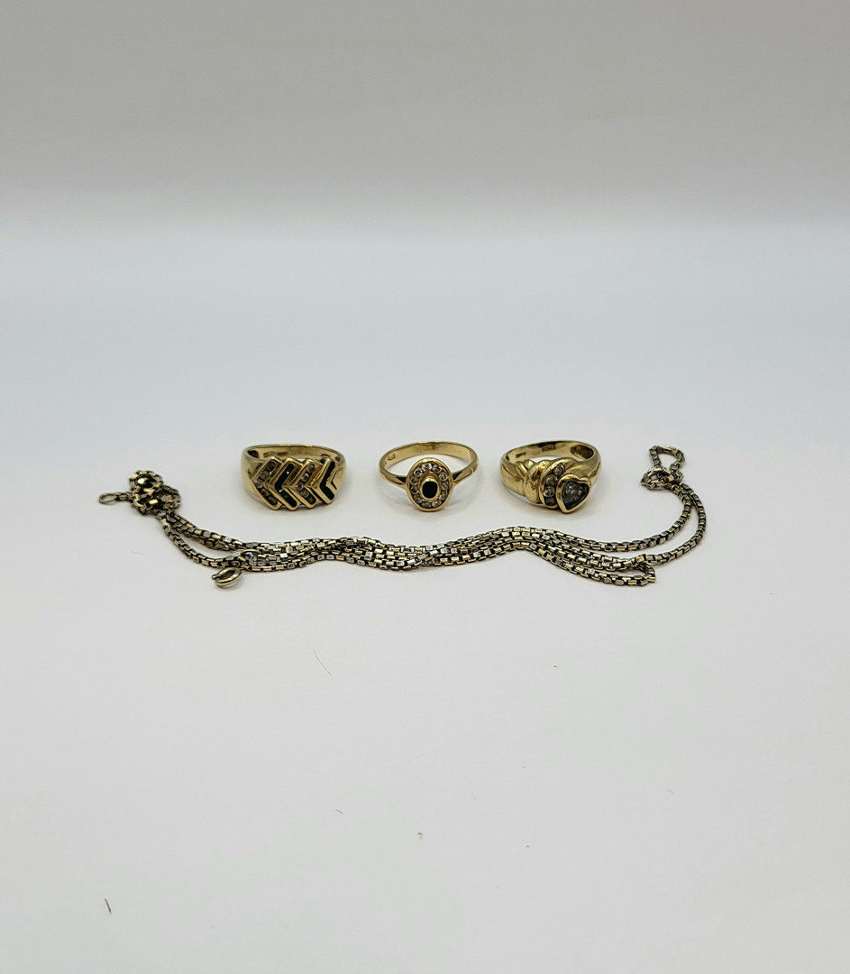 Collana e tre anelli oro pietre