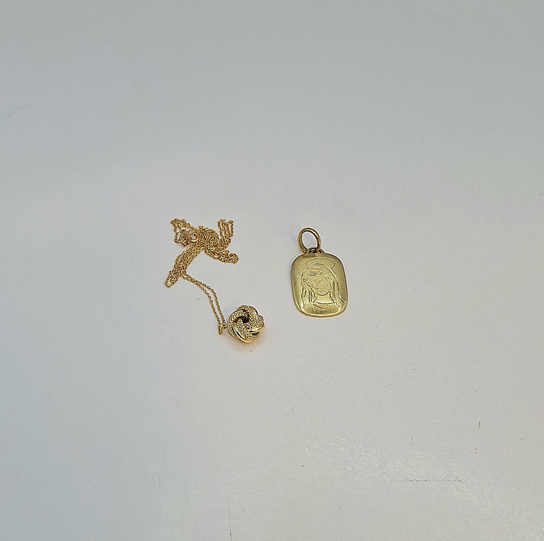 Collana e due ciondoli oro