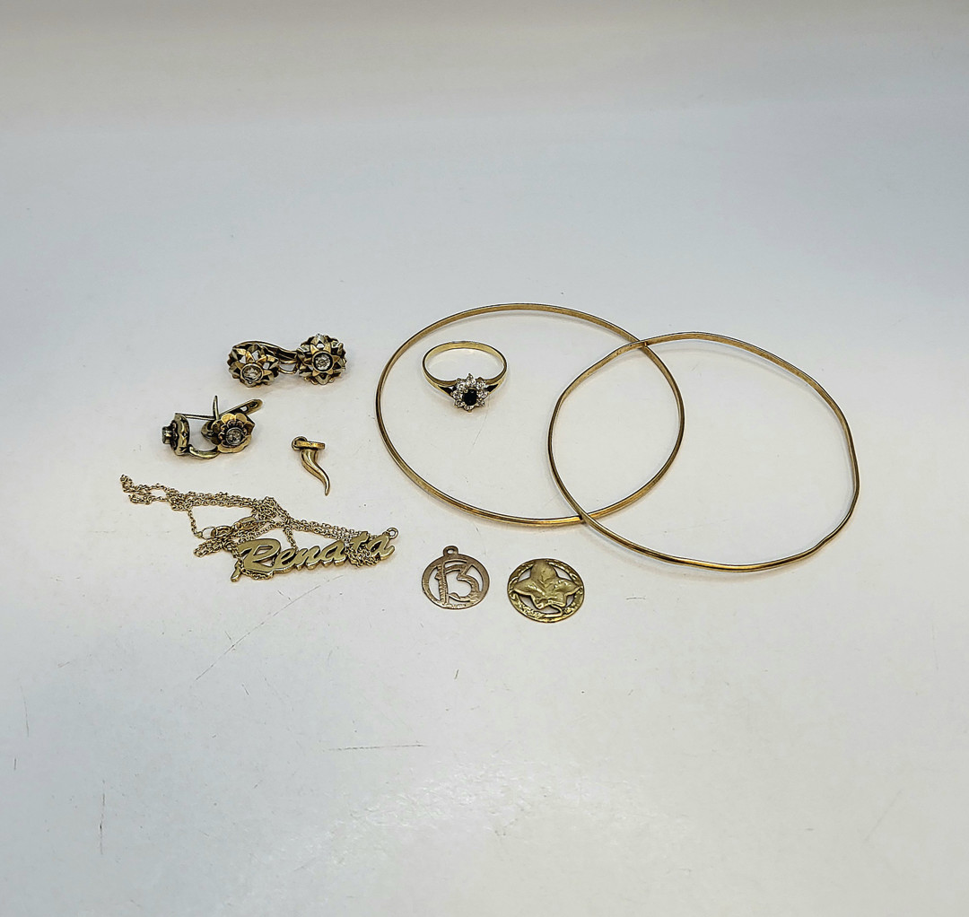 Vari oggetti oro pietre