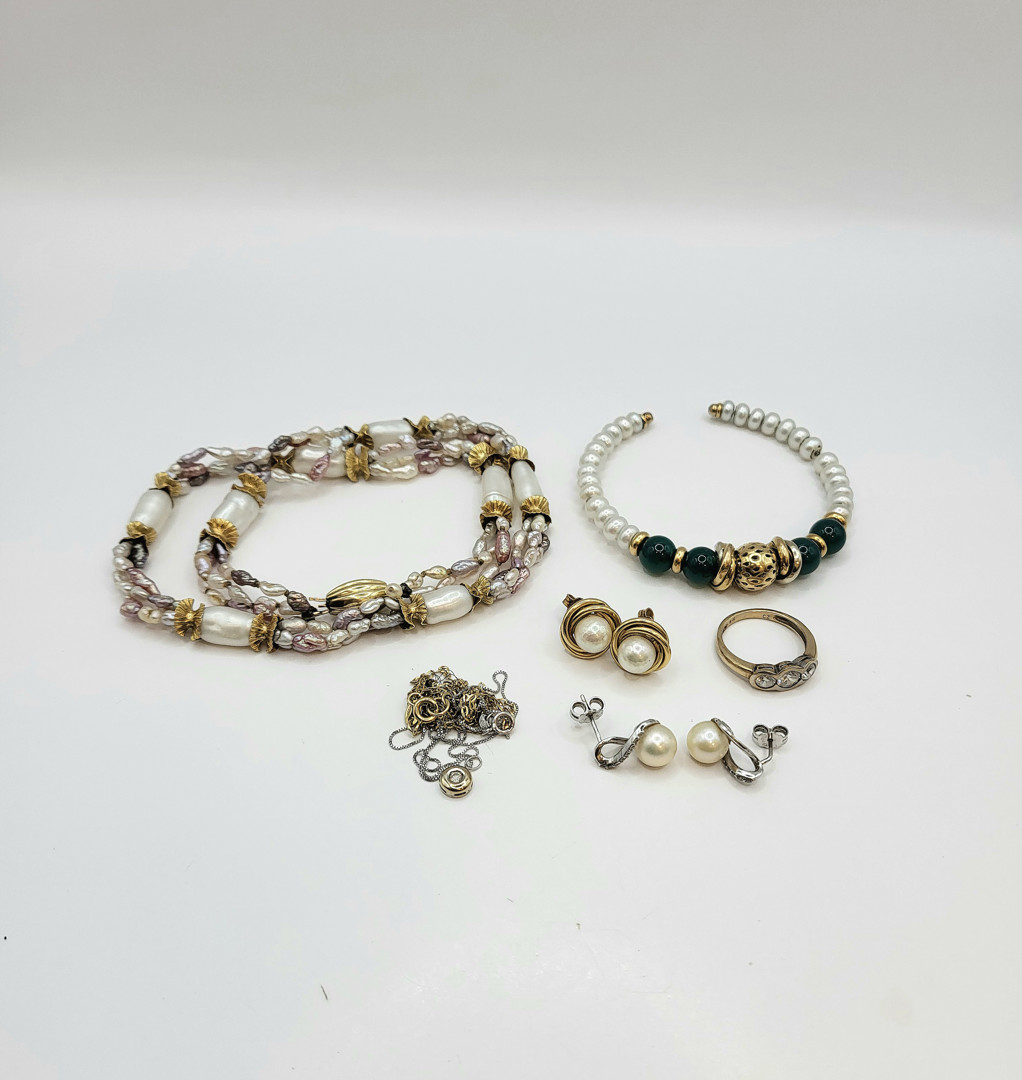 Vari oggetti oro pietre perle diamantino 