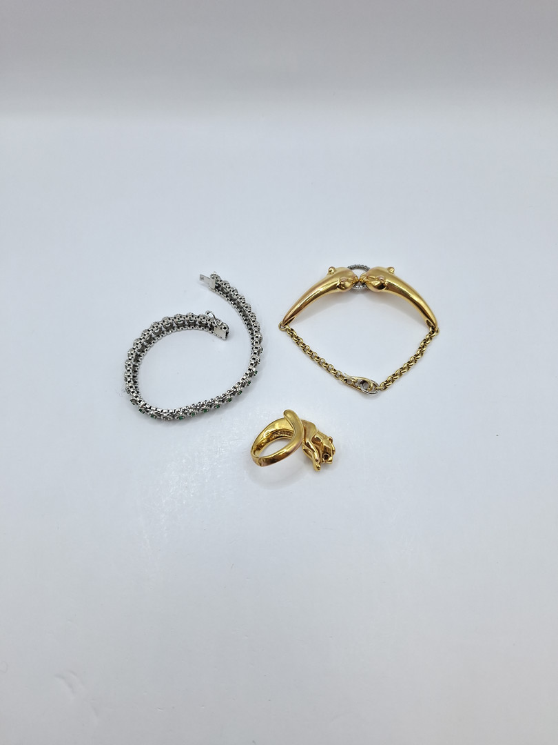 Due bracciali e anello in oro pietre 
