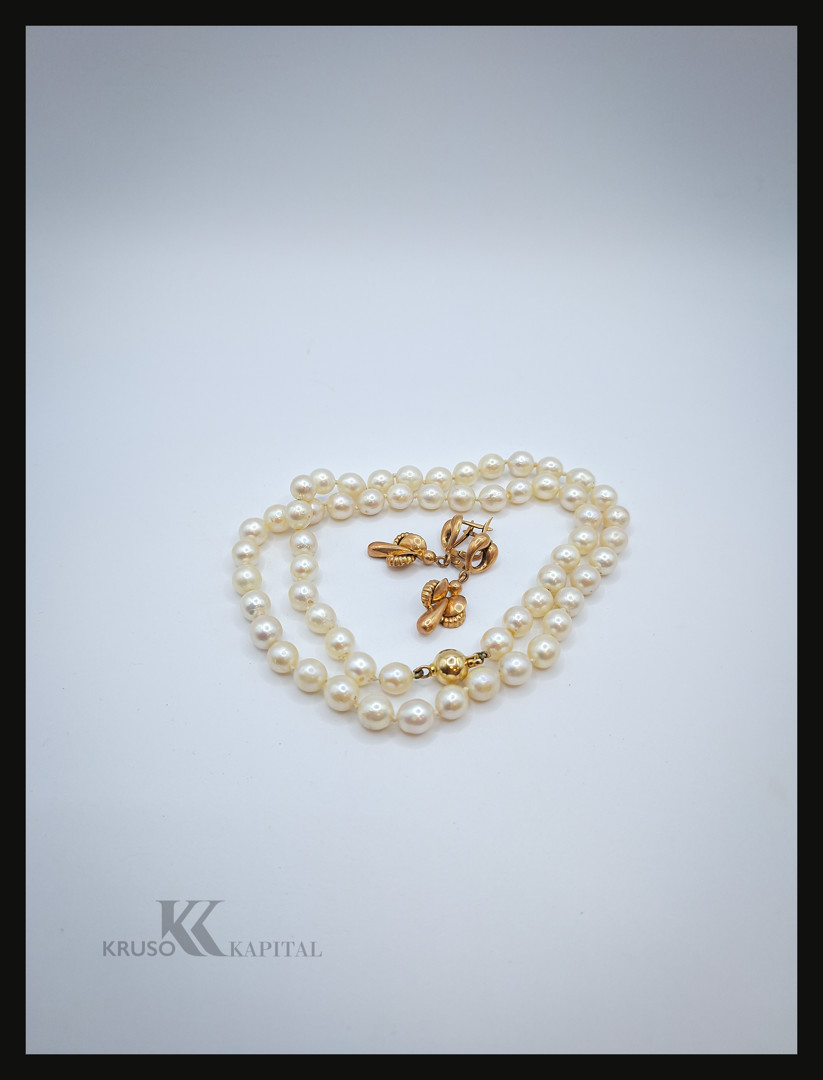 Un paio orecchini oro e collana perle con chiusura oro 