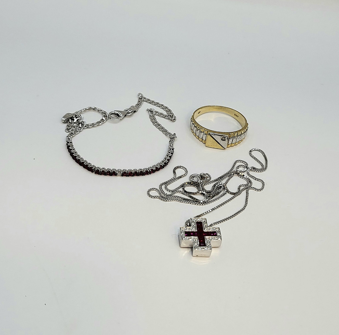 Vari oggetti oro diamanti pietre