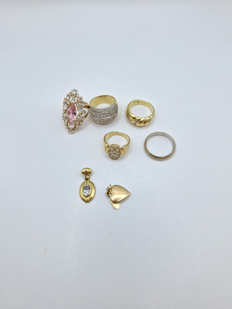 Vari oggetti oro pietre