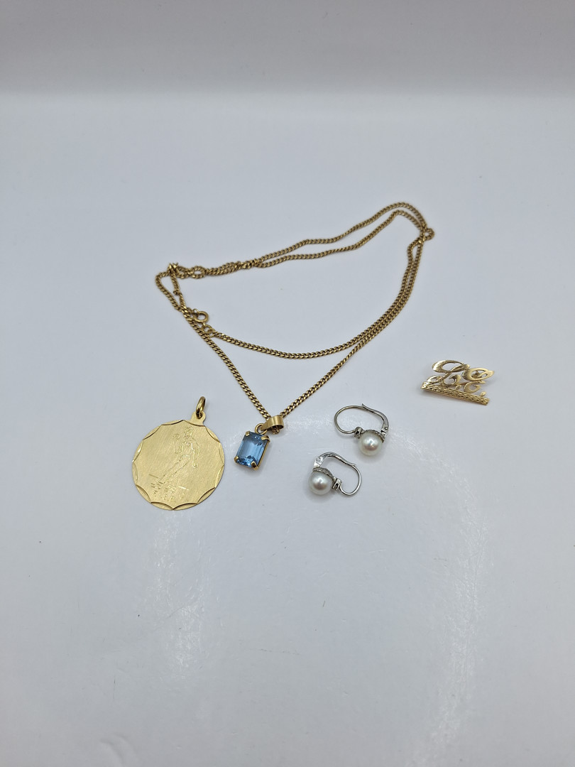 Vari oggetti in oro pietre perle 