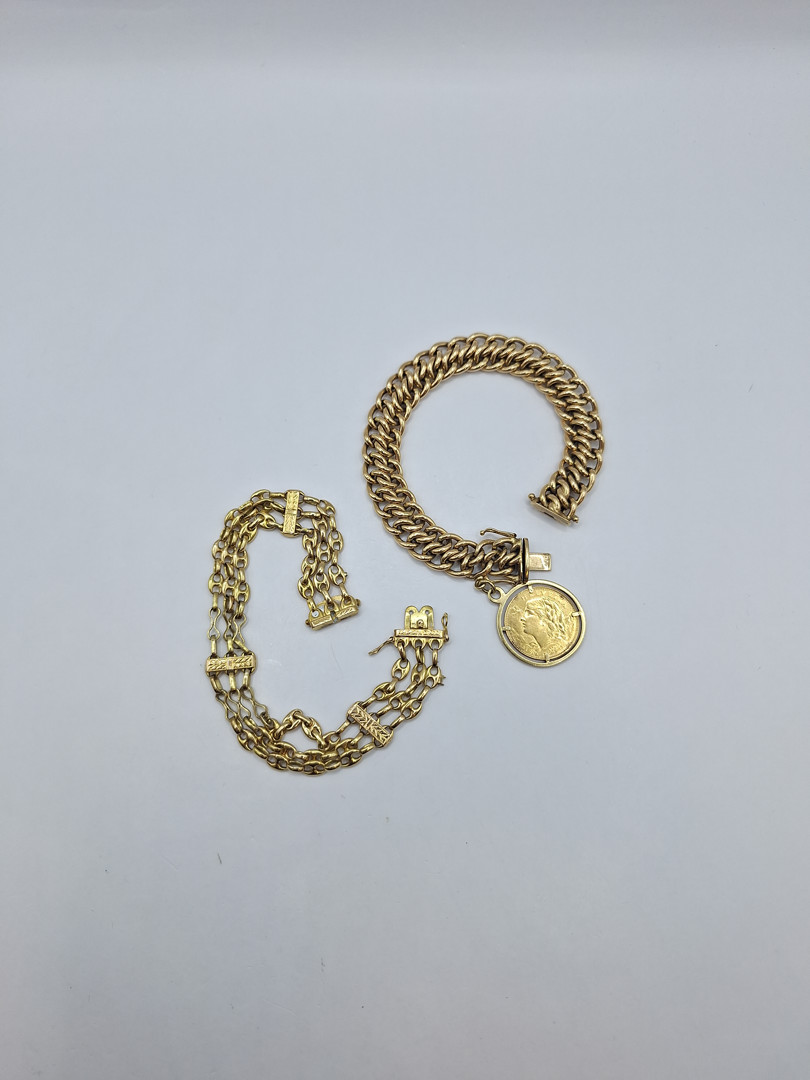 Due bracciali e ciondolo oro
