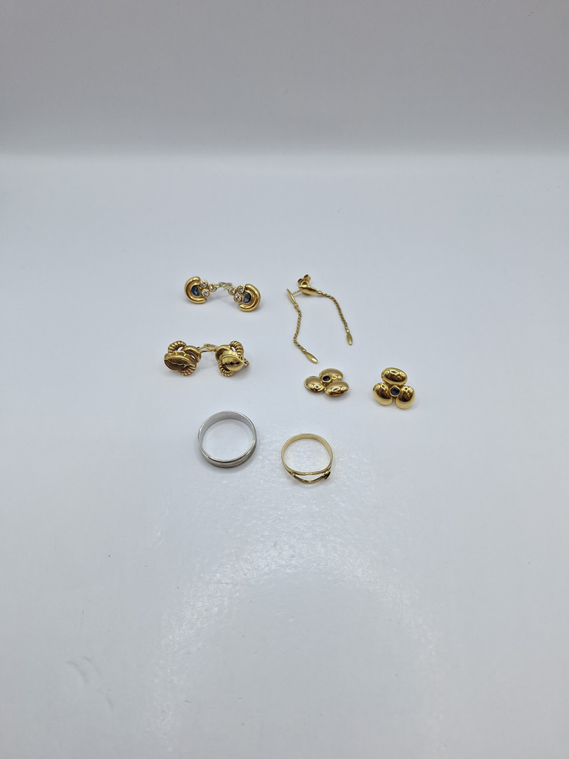 Vari oggetti in oro pietre 