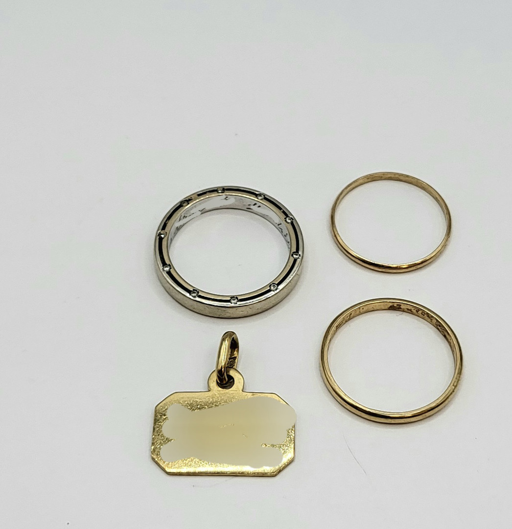 Tre anelli e ciondolo oro diamantini