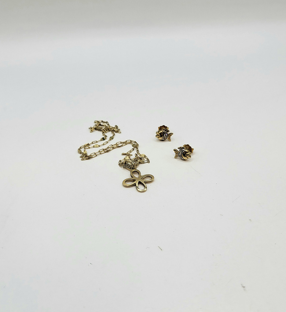 Vari oggetti oro pietre