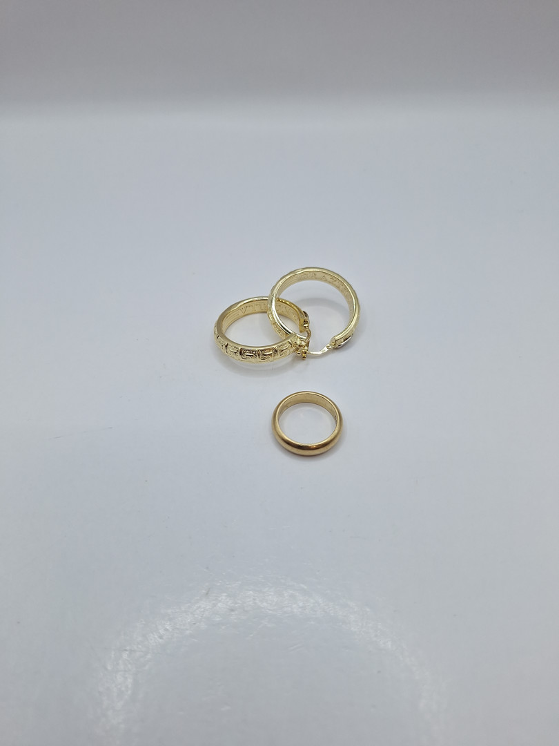 Anello e un paio di orecchini oro