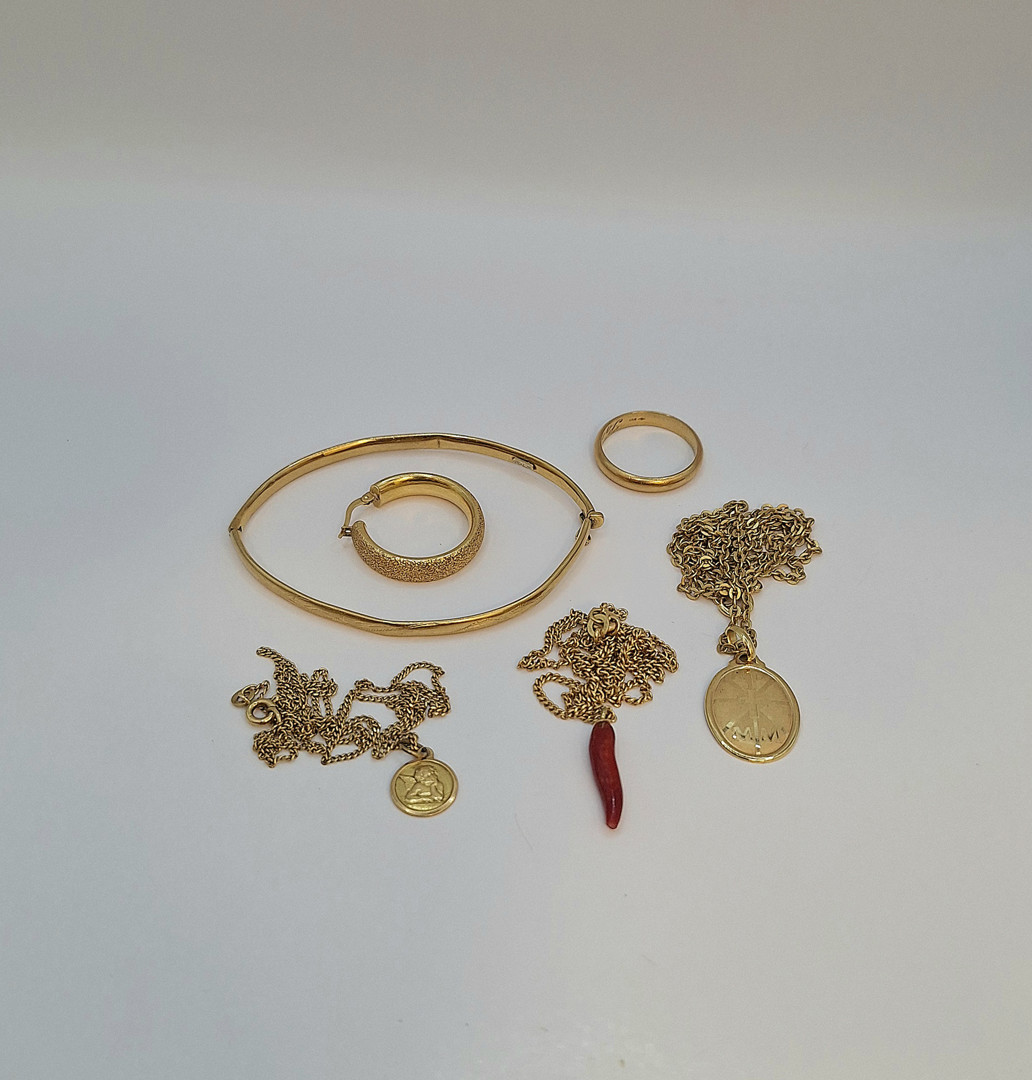 Vari oggetti in oro pietra