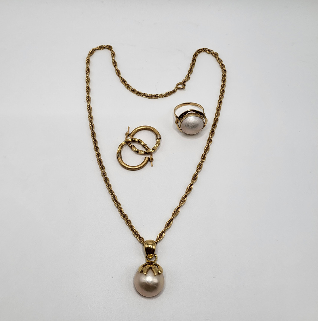 Vari oggetti in oro perle 