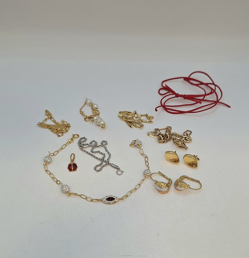 Vari oggetti oro smalto pietre