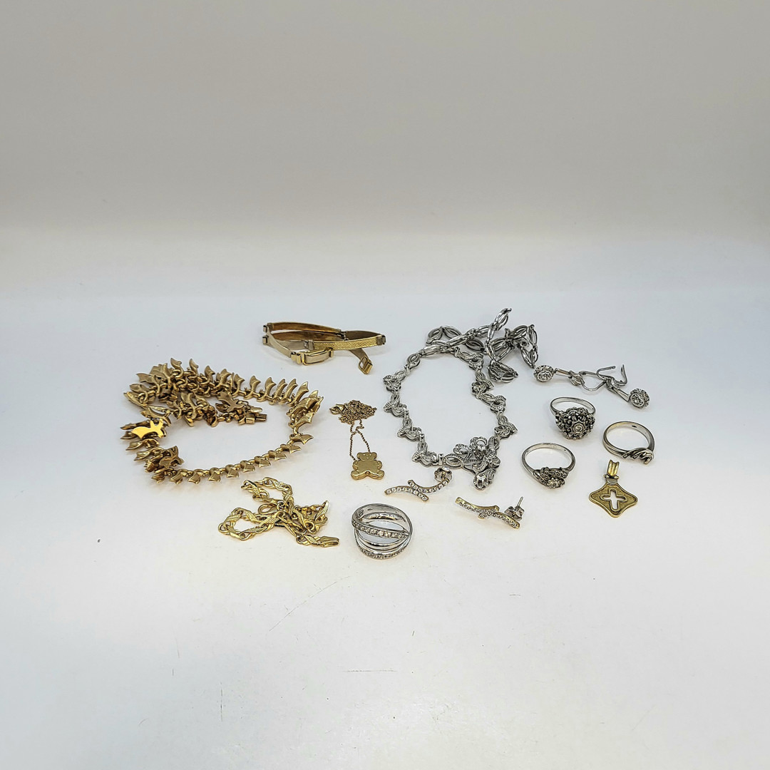 Vari oggetti oro diamanti pietre