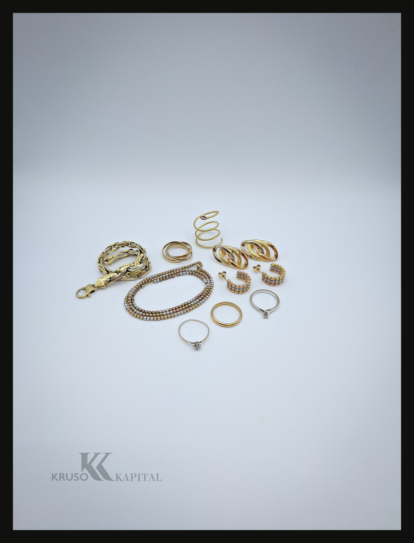 Vari oggetti in oro pietre diamantino 