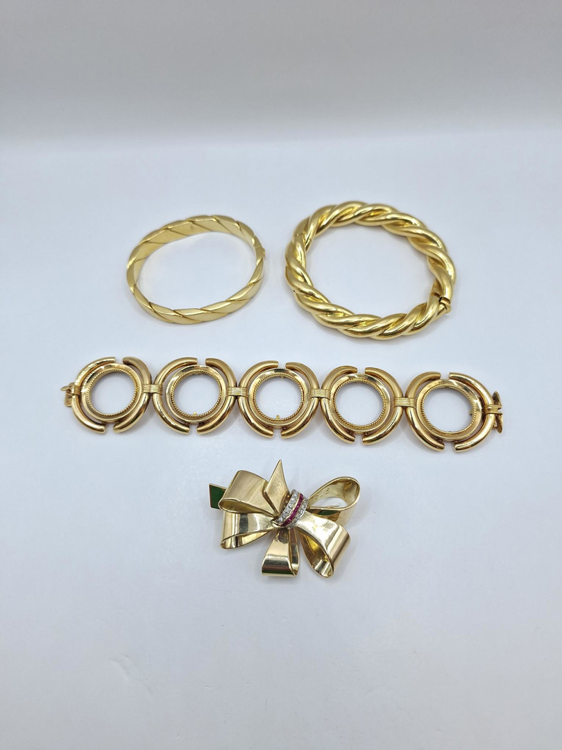Tre bracciali e spilla in oro pietre diamanti