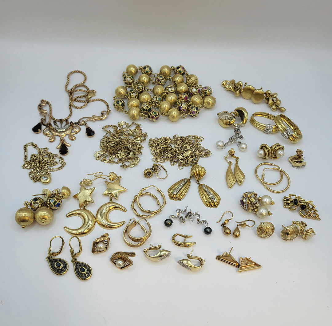 Vari oggetti in oro diamanti pietre argento perle diamatini
