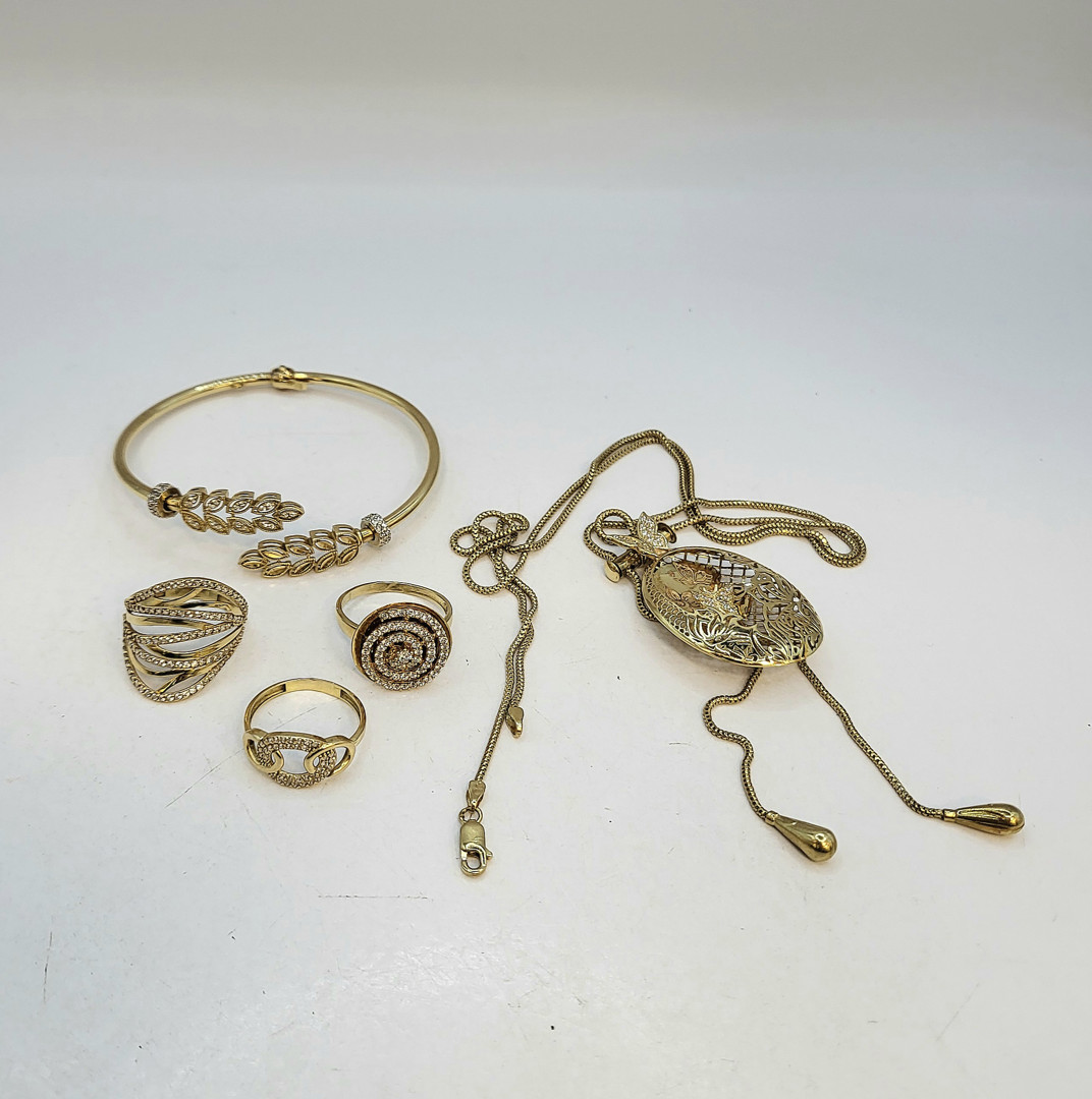 Vari oggetti oro pietre