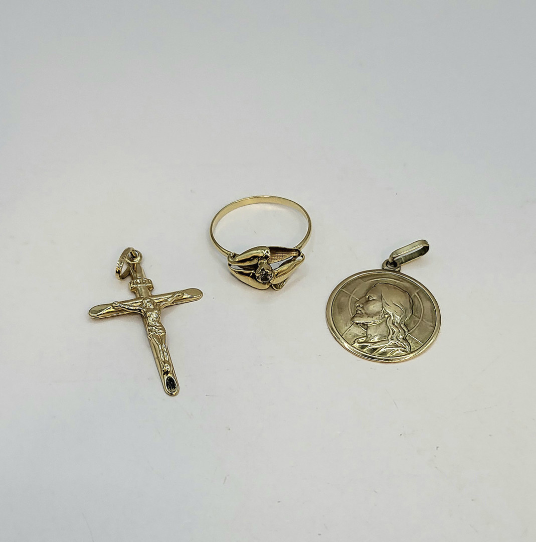 Croce ciondolo e anello oro pietra