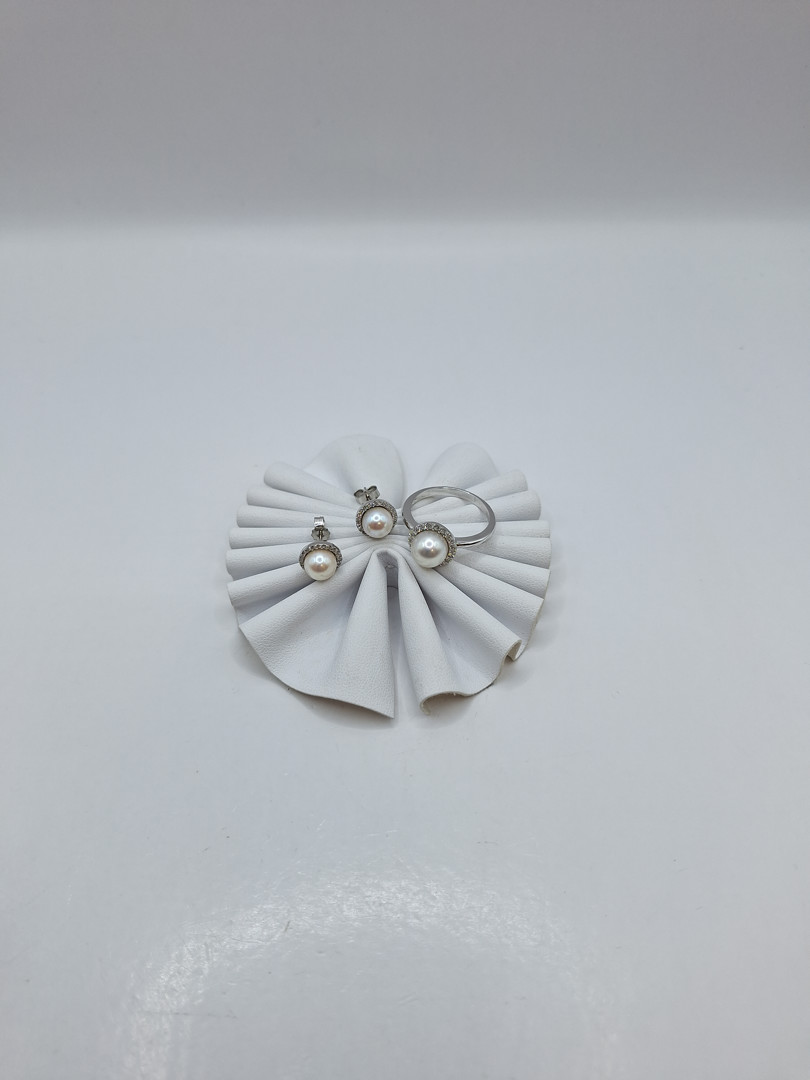 Anello e un paio di orecchini oro diamantini perle